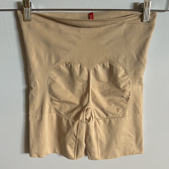 SPANX Women's OnCore Mid-Thigh Short - Picture 3 of 5